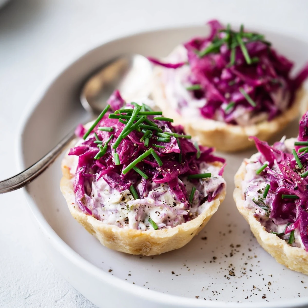 Köstliche Spitzen von Red Cabbage Pickle Dip Tarts mit bunter Füllung für Partys.