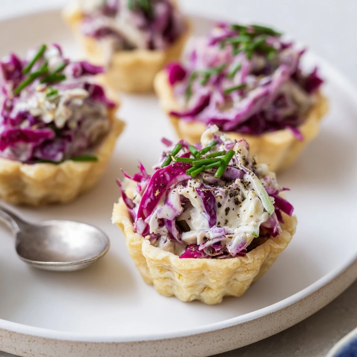 Erfrischende und farbenfrohe Red Cabbage Pickle Dip Tarts, ideal als schmackhafte Vorspeise.