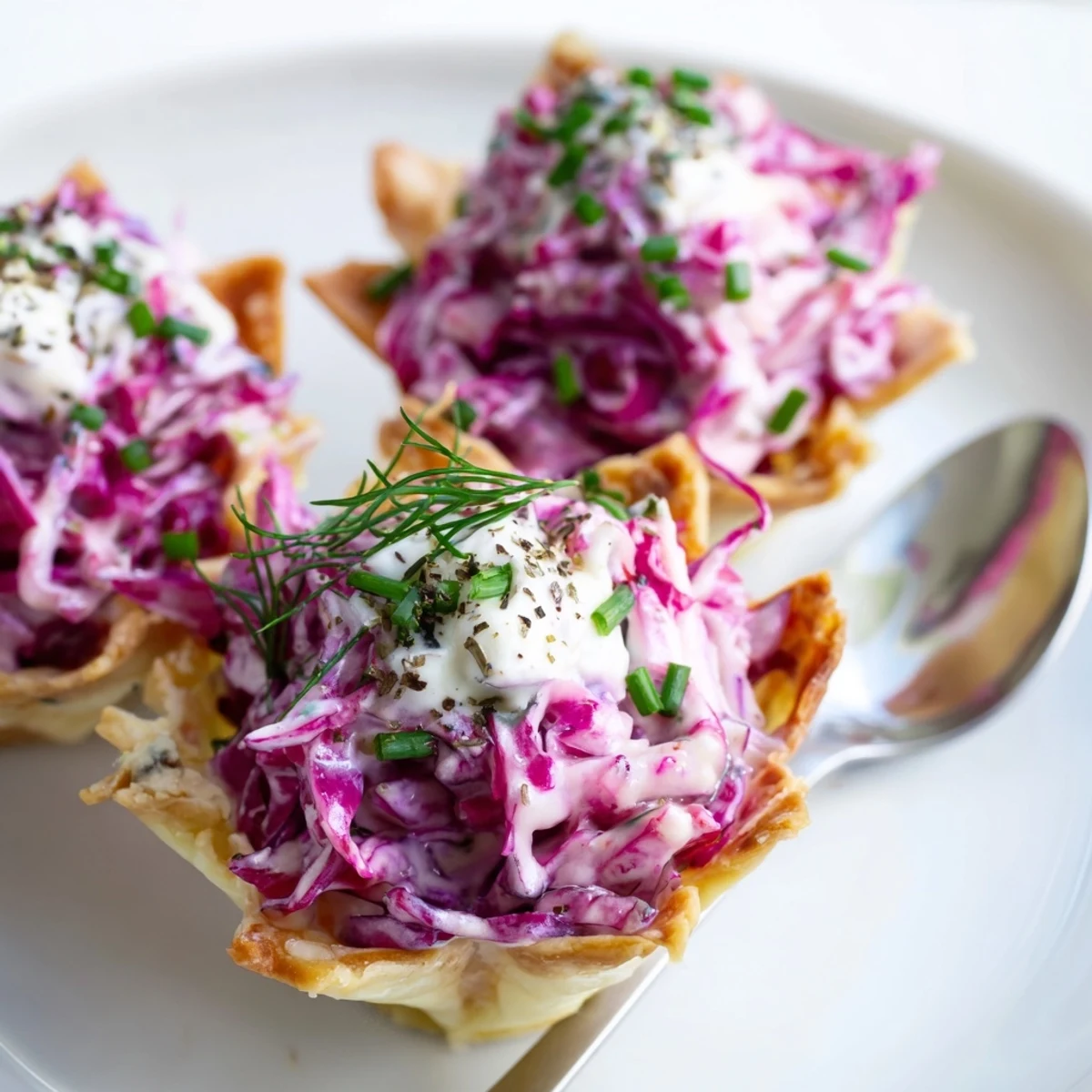 Verführerische Mini-Tarts gefüllt mit cremigem Red Cabbage Pickle Dip, perfekt zum Genießen.