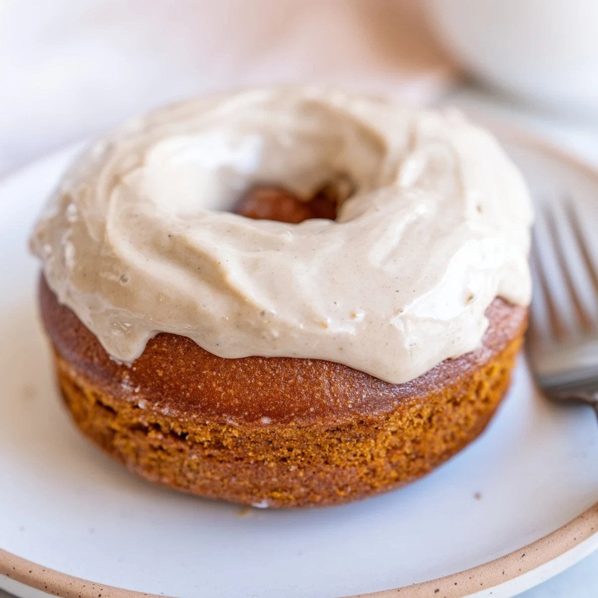 Gingerbread Berliner mit cremiger Füllung und süßem Zuckerguss verziert.