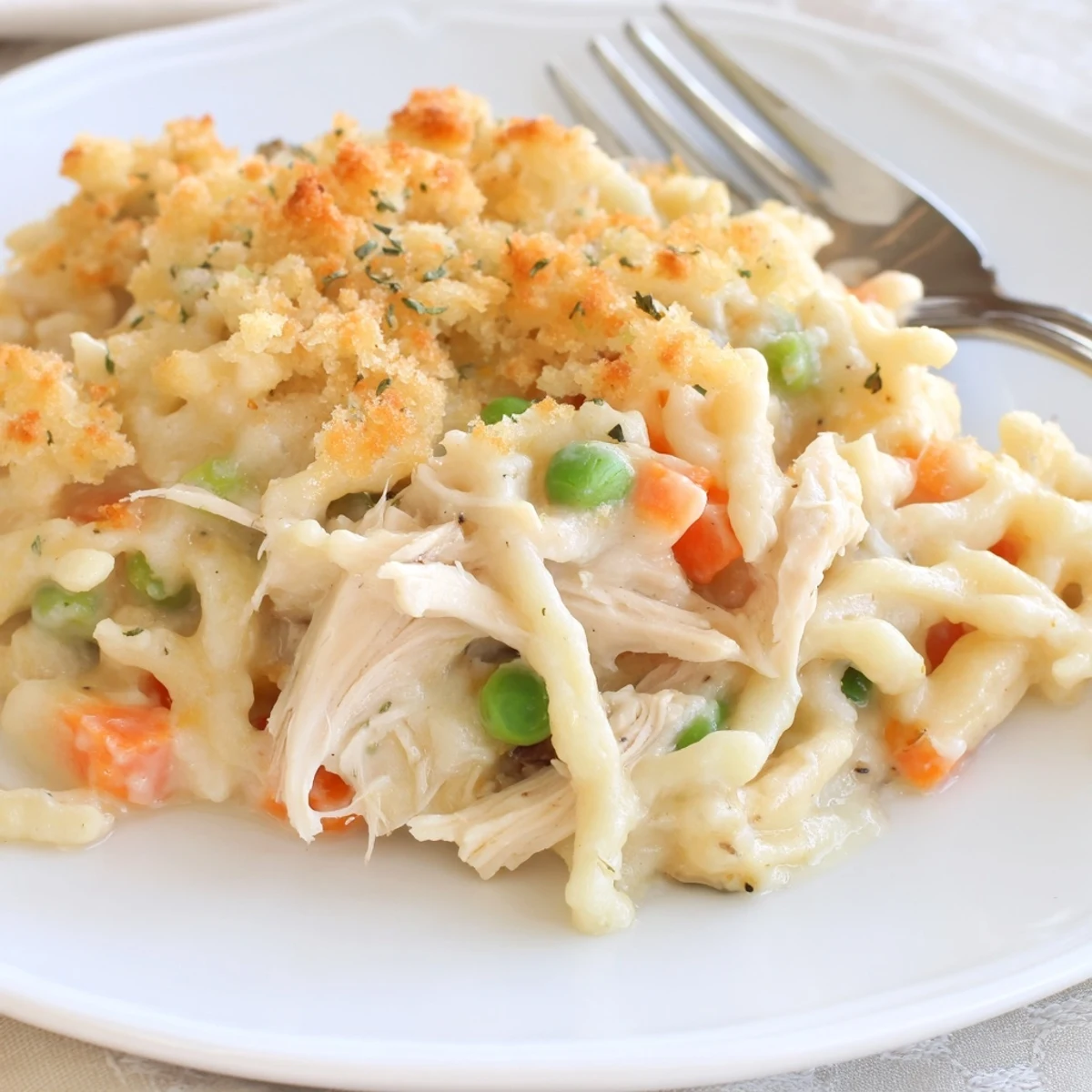 Zartes Hühnchen und weiche Spätzle in cremigem Auflauf vereint  