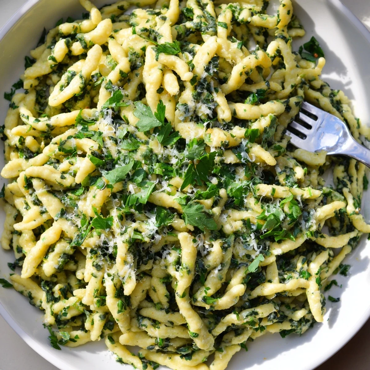 Zarte, grüne Spinatspeätzle in duftender Knoblauchbutter vereint – eine brillante Abwandlung eines Klassikers.  