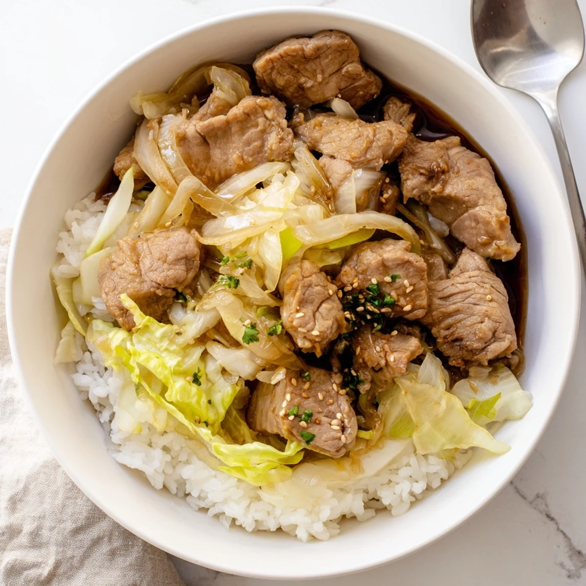 Zarte Stücke Fleisch mit süßen Äpfeln und würziger Kohlfüllung.  