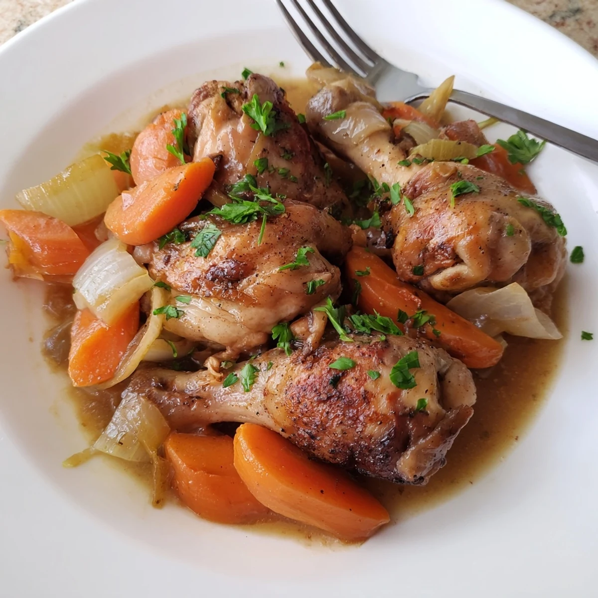 Zartes Bier-gebratenes Hähnchen, aromatisch in einer herzhaften Biersoße gekocht.