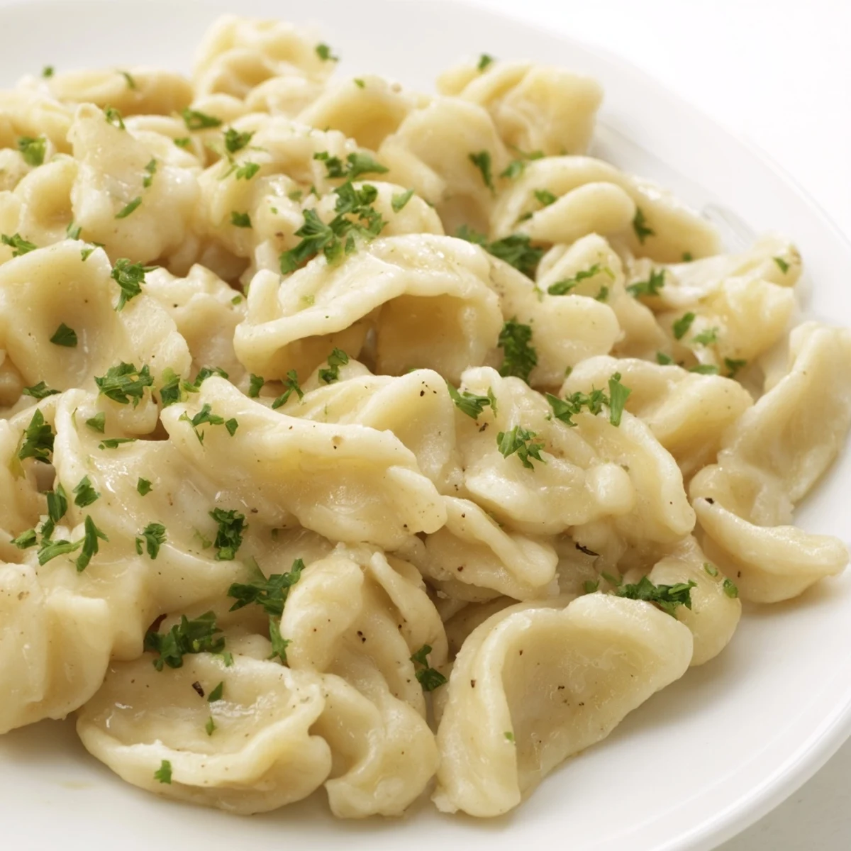 Zarte, weiche Spaetzle-Nudeln in Butter gebraten und mit frischer Petersilie garniert.