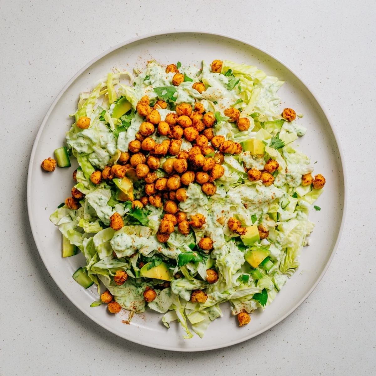Ein Teller voller Green Goddess Salad: Knackige Kichererbsen und cremiges Dressing.
