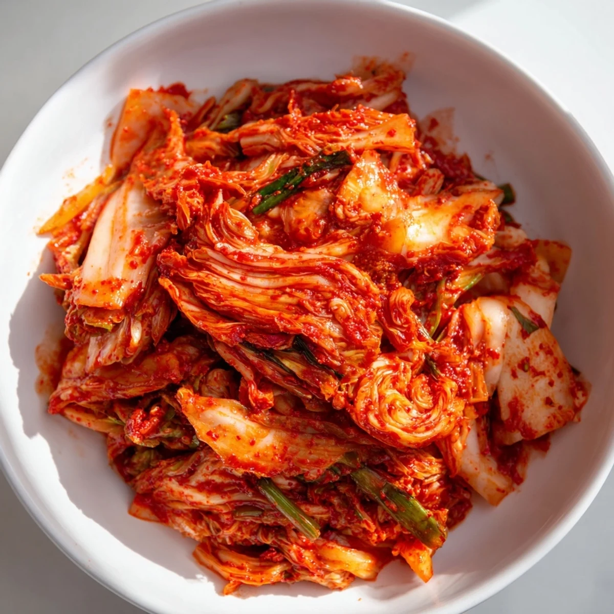 Frisch fermentiertes Kimchi mit scharfem Gochugaru, würzigem Knoblauch und knuspriger Napa-Kohl-Rettich-Mischung.