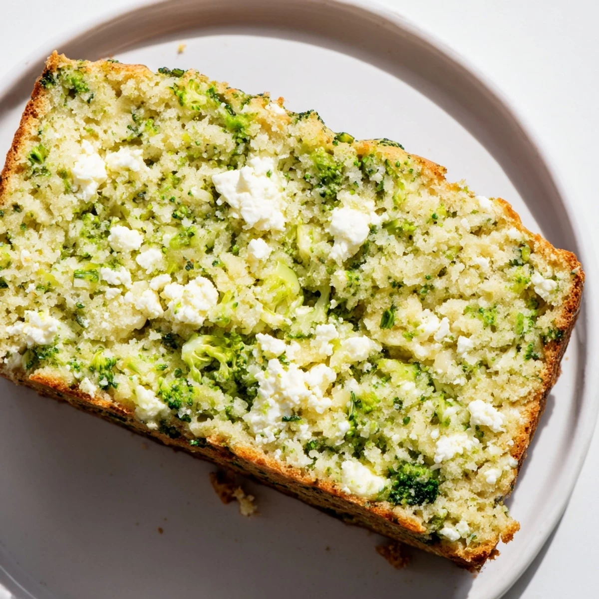 Der Brokkoli und Feta Laib ist ein feuchtes, herzhaftes Brot, gefüllt mit zarten Brokkoliröschen und cremigem Feta-Käse, angereichert mit Buttermilch für ein nahrhaftes, aromatisches Brot, perfekt für Snacks oder leichte Mahlzeiten.