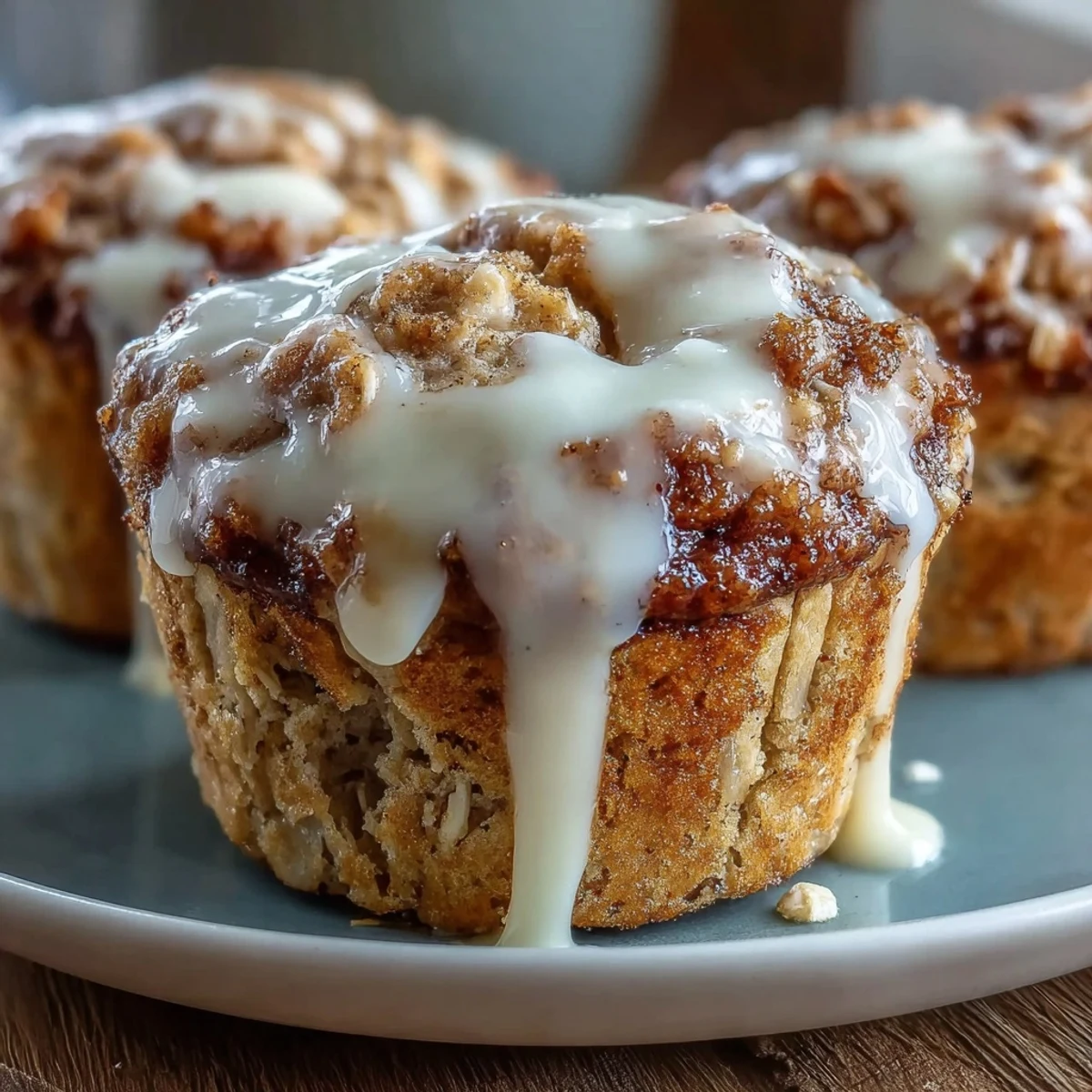 Genießen Sie diese saftigen Zimtschnecken-Protein-Muffins, ein köstlicher Frühstücksschub.