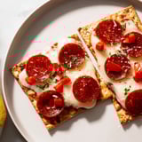Pepperoni auf Quadrat Crackern