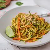Zesty Erdnuss Zucchini Nudeln
