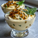 Serviert in Ramekins mit Löffel und Kekse nebenan, für knusprigen Kontrast.