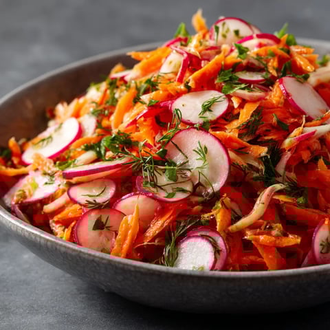 Ein Schüssel mit einer Mischung aus Paprika und Radish, garniert mit frischem Dill.