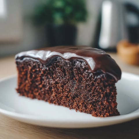 Ein Schokokuchen auf einem weißen Plate.