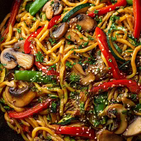 Ein Bild von einer Mushroom and Spätzle Stir-Fry, die in einem Schalen enthalten ist.
