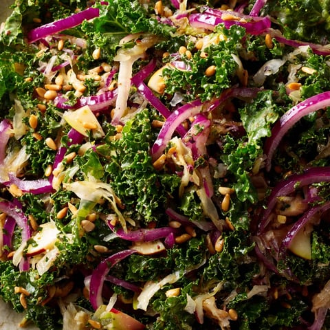 Ein Salat aus Kale und Sauerkraut.