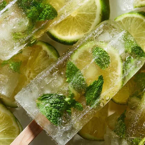 Ein Popsicle mit Mint-Gelatine und Zitrus-Zutaten, wie Zitrone, Zitrone und Zitrone.