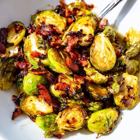 Knusprige Rosenkohl mit Speck, goldbraun geröstet, ein herzhaftes und köstliches Gericht.