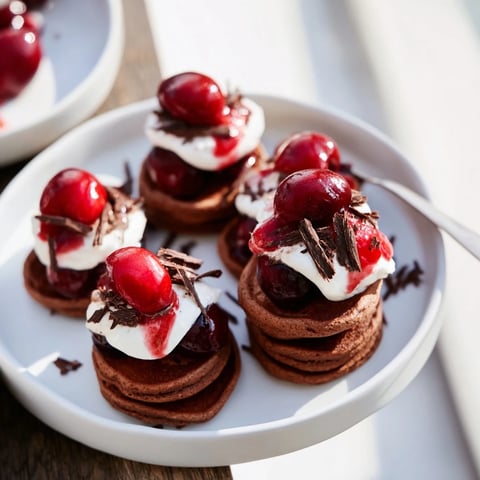 Mini-Schokoladenpfannkuchen mit Kirschkompott und Sahne für Cherry Cola Black Forest Blinis
