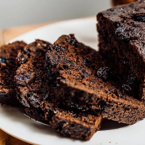 Kirsche Martini Roggen-Pumpernickel-Laib frisch gebacken, ideal für festliche Brunchs.