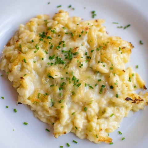 Käse Spaetzle Pfanne mit köstlichen, geschmolzenen Käseschichten und karamellisierten Zwiebeln.