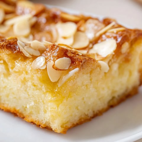 Weiche, buttrige deutsche Butterkuchenstücke mit knusprigen Mandeln und Zucker.