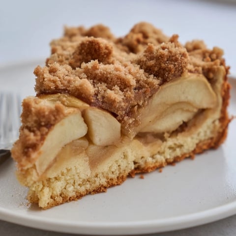Saftiger deutscher Apfelkuchen mit knusprigem Streusel und Zimt überbacken.