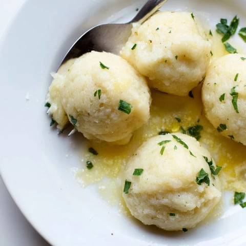 Klassische, luftige Kartoffelknödel, perfekt mit Gravy oder geröstetem Fleisch serviert.