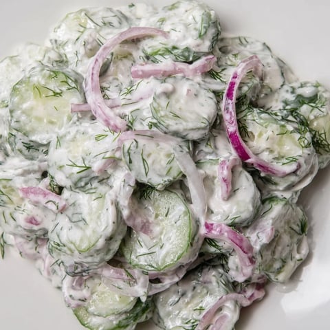 Kühler, cremiger Omas deutscher Gurkensalat mit frischem Dill für erfrischende Beilagen.  