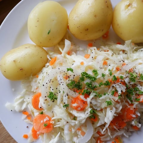 A vibrant photo showcases a German Krautsalat & Pellkartoffeln: fresh, crisp cabbage and golden potatoes.