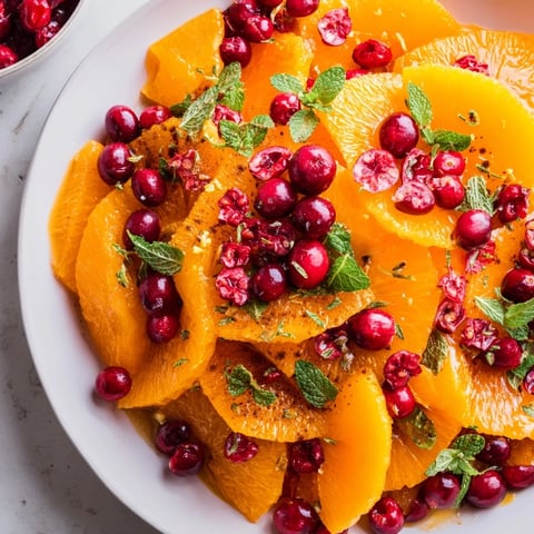 Winter Frucht: Orangen Scheiben und Cranberries verteilt.
