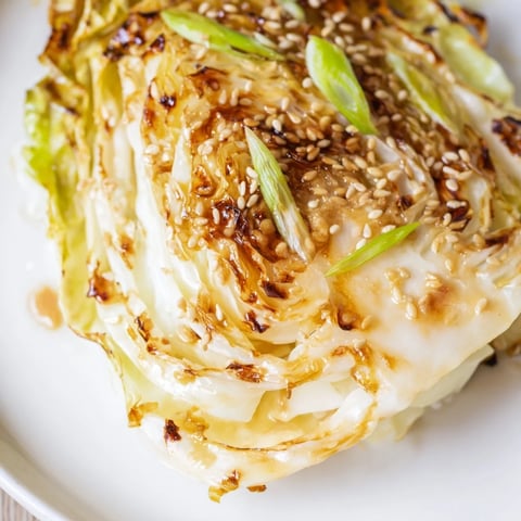 Geschmolzene Misobutter glasiert die goldbraunen Ränder dieses gerösteten Weißkohlrösti, perfekt als Beilage.