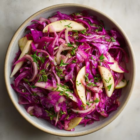 Ein glas mit braised red cabbage slaw mit apple.