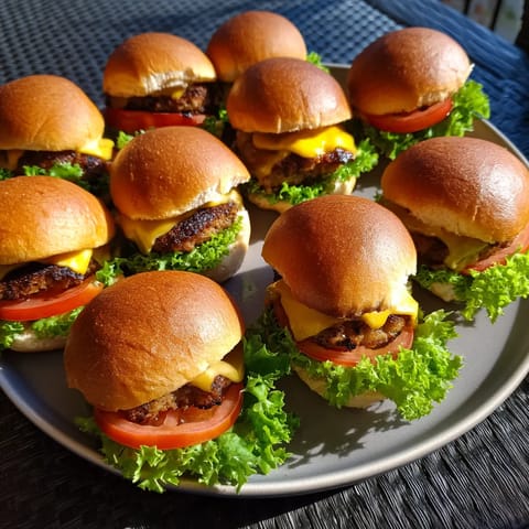 Eine Platte mit Grilled Leberkäse Sliders auf einer Tisch.