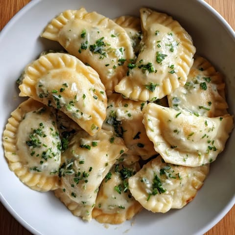 Ein weißer Teller mit herb-Quark-Filled Dumplings.