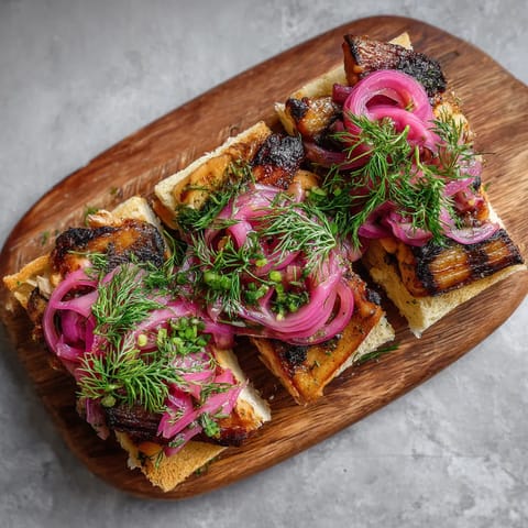 Ein Holzbrett mit gegrilltem Eel und Zwiebeln.