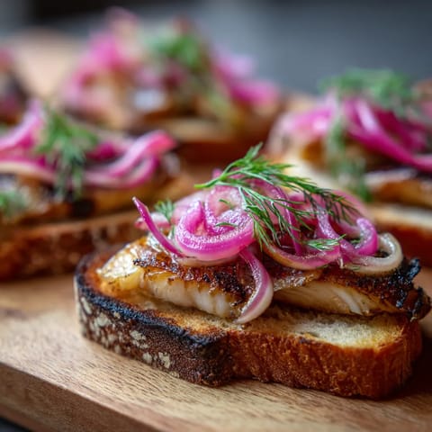 Ein Toast mit geröstetem Eel und Zwiebel.