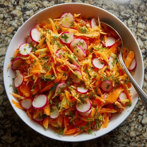 Ein weißer Teller mit einer Mischung aus Paprika, Zwiebeln und Radish.