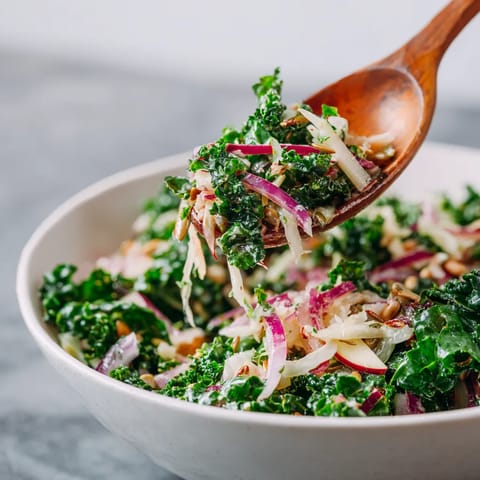 Ein weißer Becher mit einer Kale- und Sauerkraut-Salat.