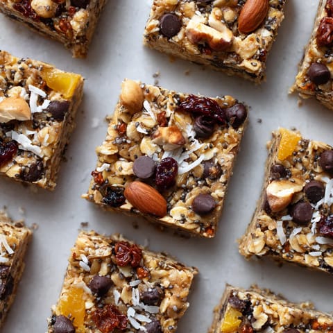 Eine Anzahl von No-Bake Granola Bars auf einem Tisch.