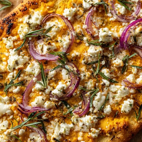 Ein Herzhafter Kürbis-Flammkuchen mit Feta und Rosmarin.