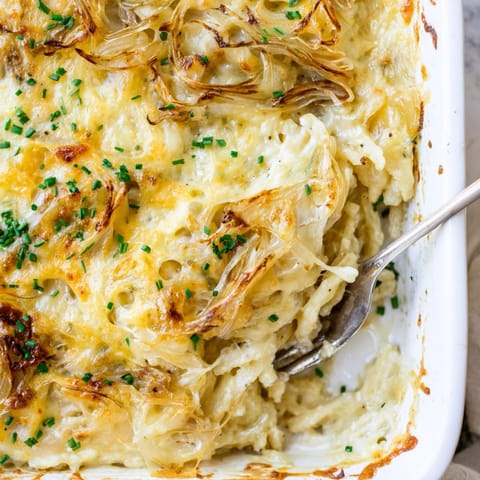Hausgemachter Käse-Spätzleauflauf mit goldbraunem Käse, der ein unwiderstehliches, deftiges Gericht präsentiert.