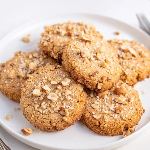 Nahaufnahme von zarten, hausgemachten Deutschen Haselnussbutterplätzchen, bereit zum Servieren oder Verschenken.