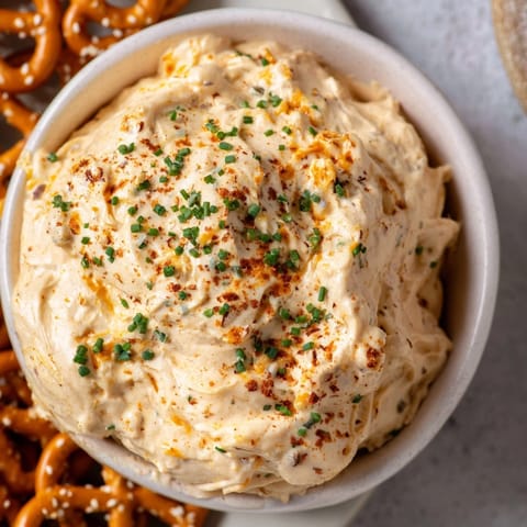 Hausgemachter bayerischer Bierkäsedip, reichhaltig und cremig, ideal als Partysnack.