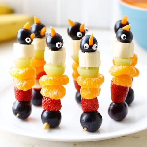 Bunte Obstspieße mit Pinguinen