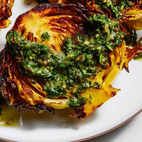 Cabbage Steaks mit knusprigen Rändern und leuchtend grüner Jalapeño Chimichurri zum Drüberträufeln.