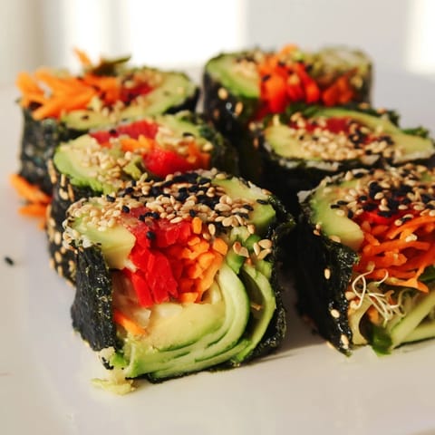Genieße diese Nori Rolls mit bunten Gemüsestreifen und einer leichten Sesamdip-Sauce.