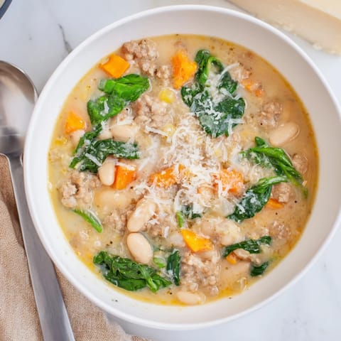 Cremige toskanische Bohnensuppe mit Wurst