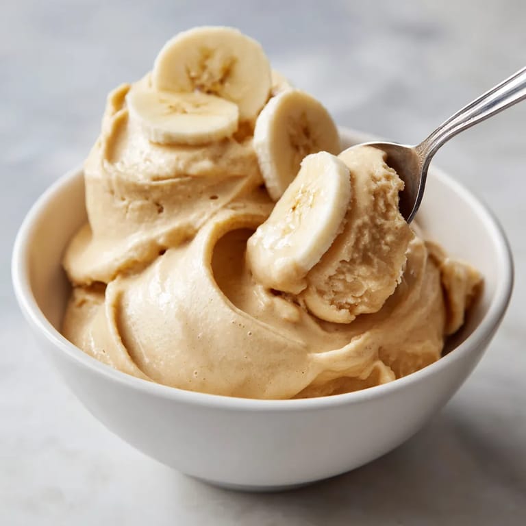 Ein weißer Becher mit Banana Nice Cream.