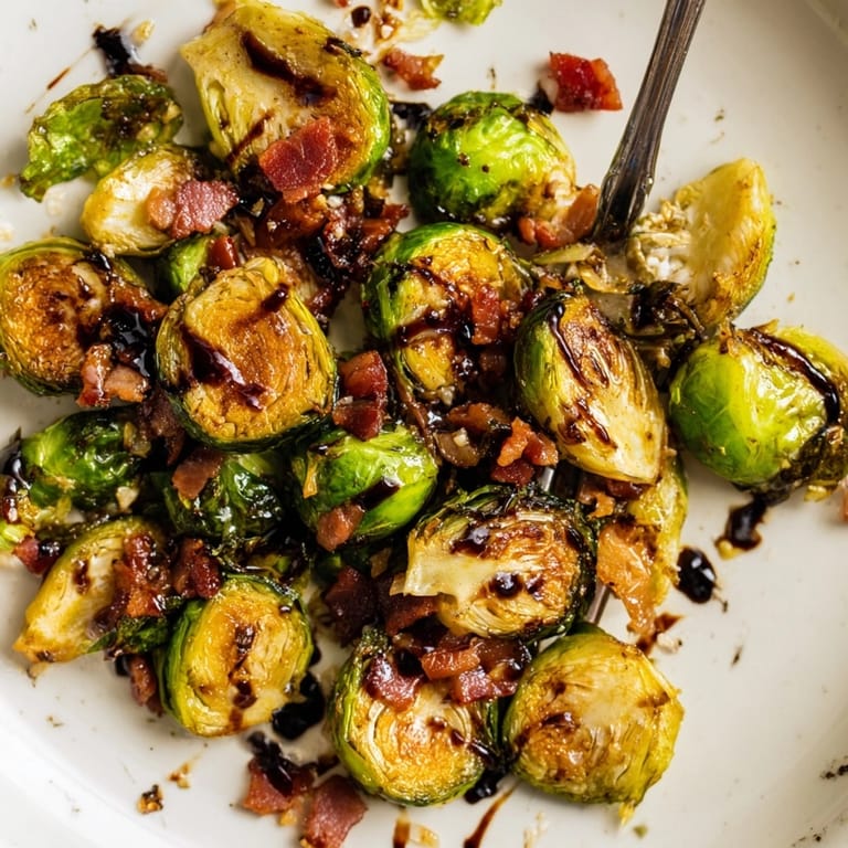 Hausgemachte Rosenkohl mit Speck Rezept, servierfertig: herzhaft, leicht süß und einfach zuzubereiten.